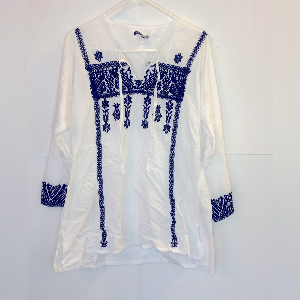 Como No:  Gently Used Bohemian Tunic White with Blue Embroidery Size Large